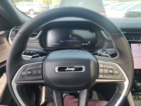 New 2025 Jeep Grand Cherokee Limited w/ Luxury Tech Group II image 17