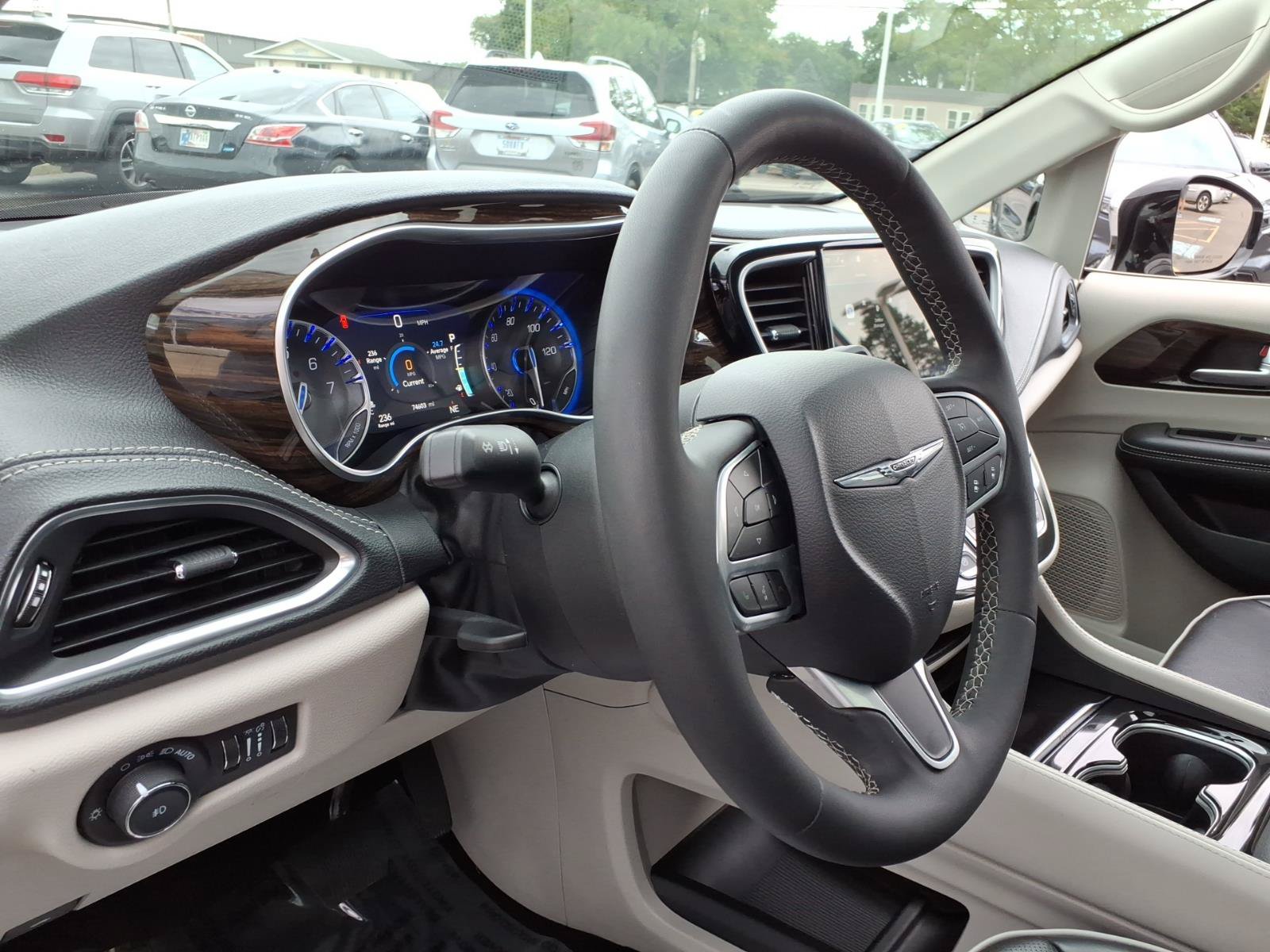 Used 2023 Chrysler Pacifica Limited FWD image 15