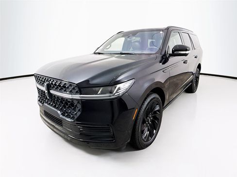 Used 2025 Lincoln Navigator Reserve w/ Jet Appearance Package image 3