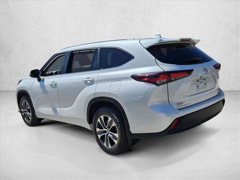 Used 2024 Toyota Highlander XLE image 8