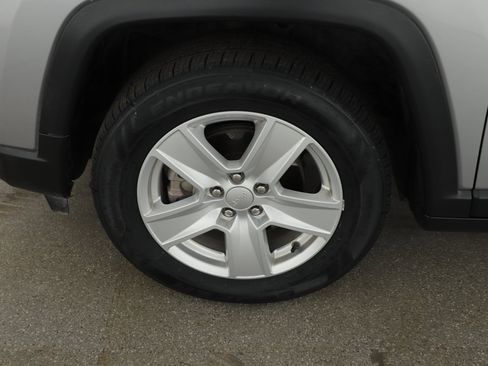Used 2022 Jeep Compass Latitude FWD image 5