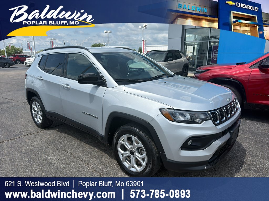 Used 2025 Jeep Compass Latitude w/ Convenience Group AWD/4WD image 1