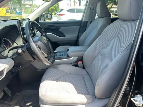 Used 2022 Toyota Highlander LE AWD/4WD image 9