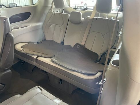 Used 2017 Chrysler Pacifica Touring-L image 17
