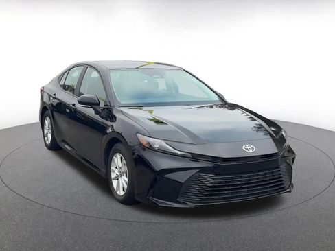 Used 2025 Toyota Camry LE image 3