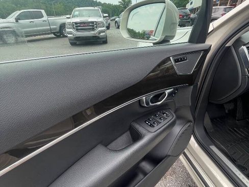 Used 2018 Volvo XC90 T6 Momentum w/ Momentum Plus Package AWD/4WD image 12