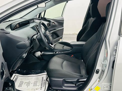 Used 2019 Toyota Prius LE image 9