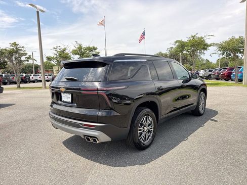 Used 2025 Chevrolet Traverse LT FWD image 3