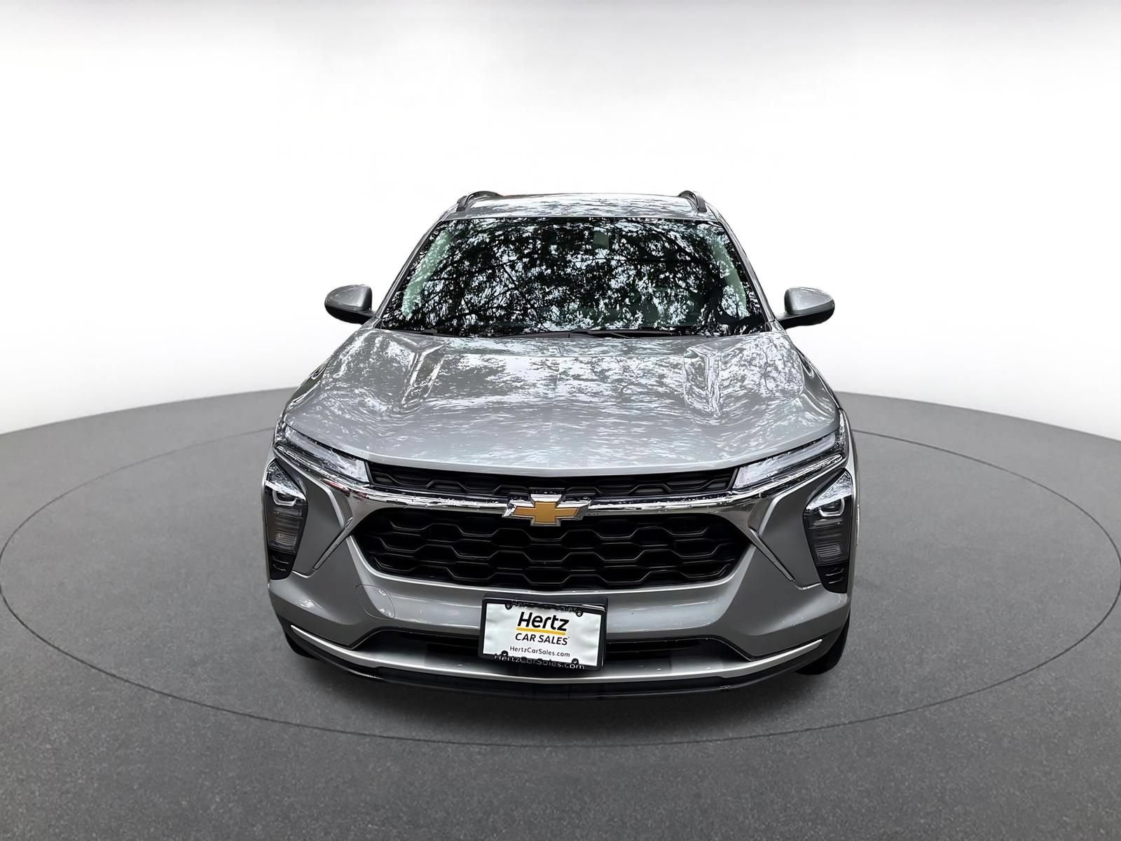 Used 2025 Chevrolet Trax LT FWD image 2