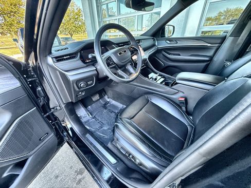 Used 2023 Jeep Grand Cherokee Overland image 11