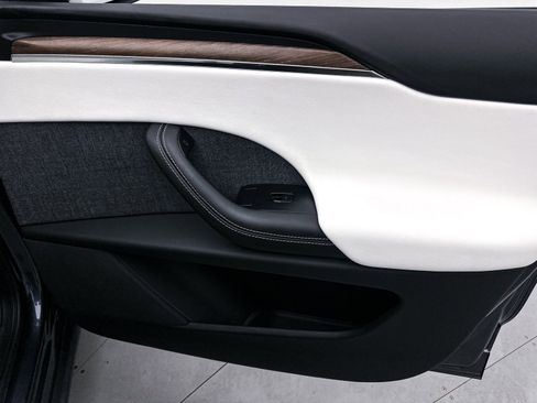 Used 2022 Tesla Model X image 34