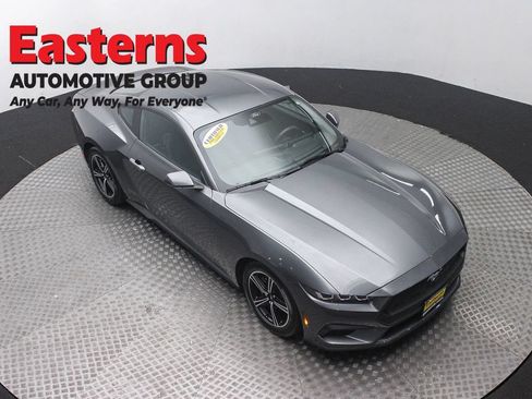 Used 2025 Ford Mustang Coupe RWD image 3