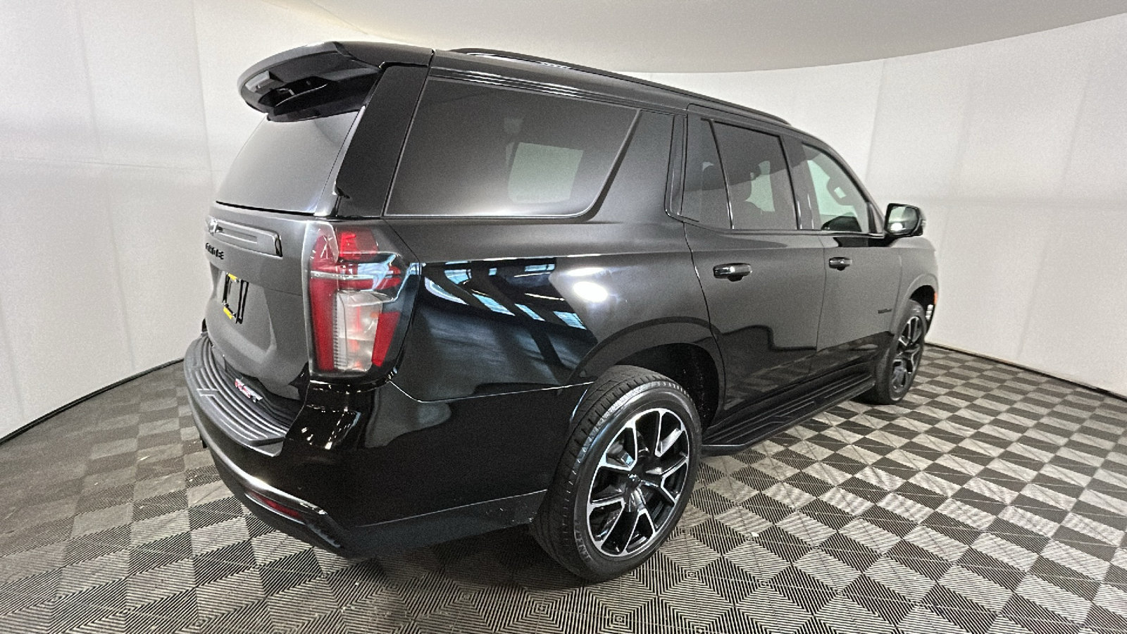 Used 2021 Chevrolet Tahoe RST w/ Luxury Package AWD/4WD image 3