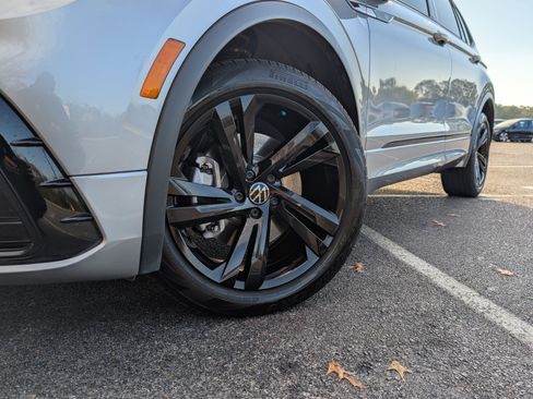 Used 2023 Volkswagen Tiguan SE R-Line image 34