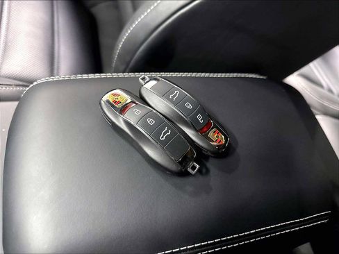 Used 2025 Porsche Macan AWD/4WD image 36