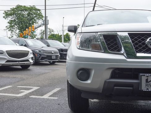 Used 2014 Nissan Frontier SV AWD/4WD image 7
