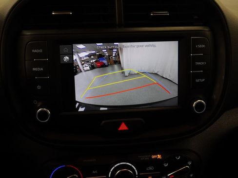 Used 2025 Kia Soul LX w/ LX Technology Package FWD image 18