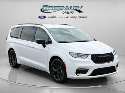 New 2026 Chrysler Pacifica Select