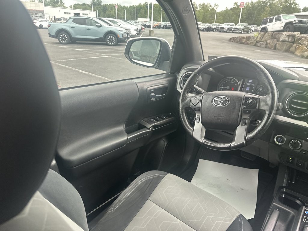 Used 2021 Toyota Tacoma TRD Off-Road w/ Technology Package AWD/4WD image 15