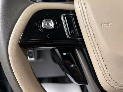 Used 2023 Lincoln Aviator AWD w/ Premium Package image 18