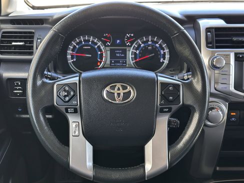 Used 2018 Toyota 4Runner SR5 AWD/4WD image 40