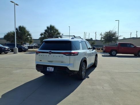 Used 2024 Nissan Pathfinder SV w/ SV Premium Package FWD image 5