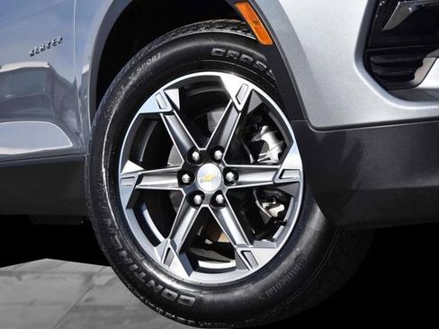 Used 2025 Chevrolet Blazer LT image 3