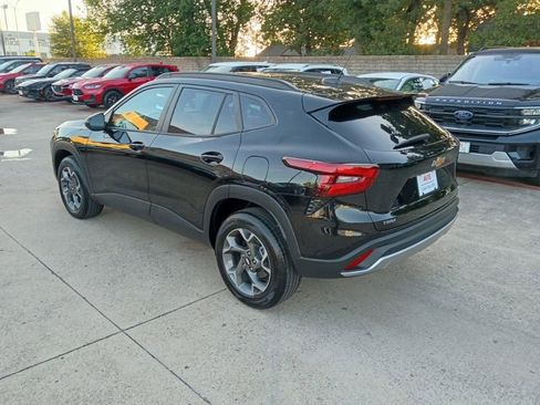 Used 2025 Chevrolet Trax LT w/ LT Convenience Package FWD image 8