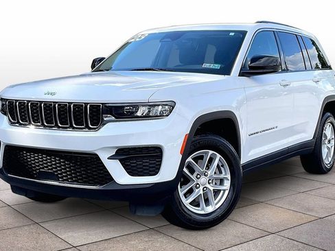 Used 2023 Jeep Grand Cherokee Laredo w/ Luxury Tech Group I AWD/4WD image 2