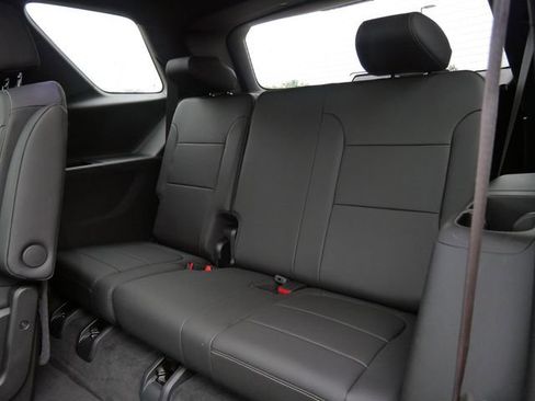 Used 2023 Chevrolet Traverse LT w/ LT Premium Package AWD/4WD image 16