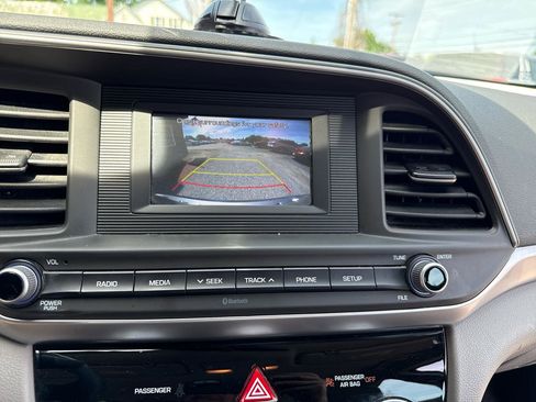 Used 2019 Hyundai Elantra SE FWD image 20