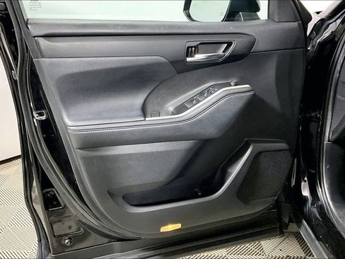 Used 2021 Toyota Highlander XLE image 13