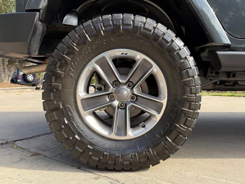 Used 2017 Jeep Wrangler Unlimited Sahara image 15