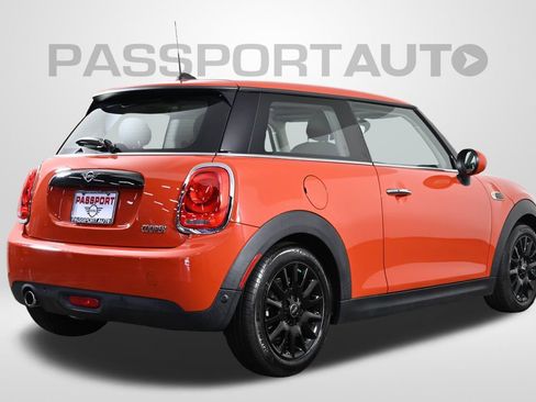 Used 2019 MINI Cooper 2-Door Hardtop w/ Signature Upholstery Package image 9