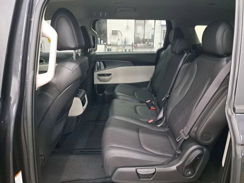 Used 2024 Kia Carnival LX image 13