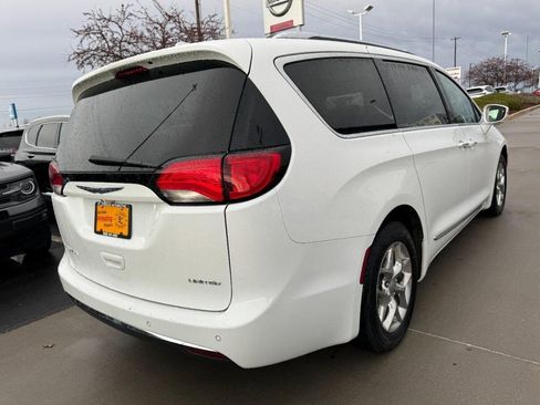 Used 2017 Chrysler Pacifica Limited image 3