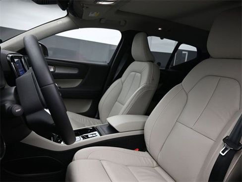 Used 2023 Volvo XC40 B5 Plus w/ Protection Package Premier image 9