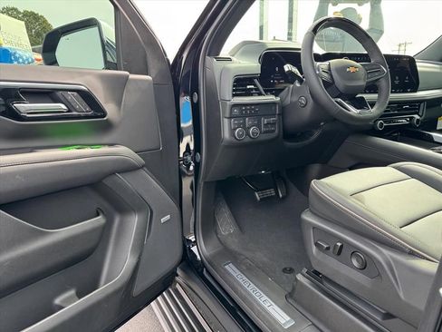 New 2025 Chevrolet Suburban Premier AWD/4WD image 13