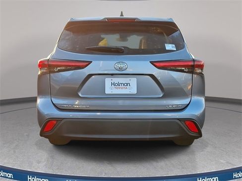 Certified 2022 Toyota Highlander LE image 5