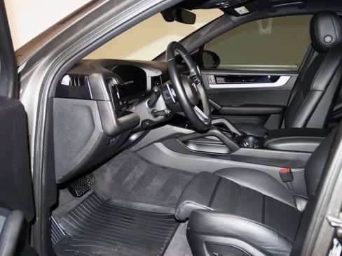 Used 2024 Porsche Cayenne image 41