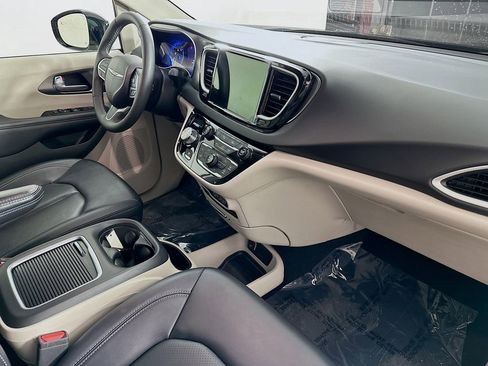 Certified 2024 Chrysler Pacifica Touring-L image 39