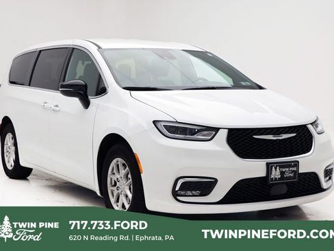 Used 2025 Chrysler Pacifica Select image 1