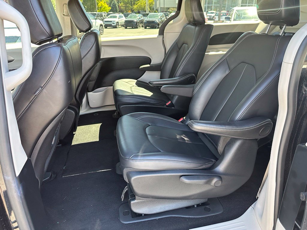 Used 2024 Chrysler Pacifica Limited FWD image 23