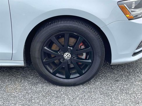 Used 2017 Volkswagen Jetta SE image 9
