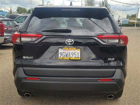 Used 2021 Toyota RAV4 XLE image 15