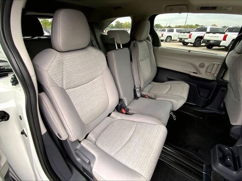 Used 2021 Toyota Sienna LE image 18