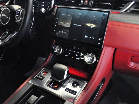 Used 2022 Jaguar F-PACE SVR image 32