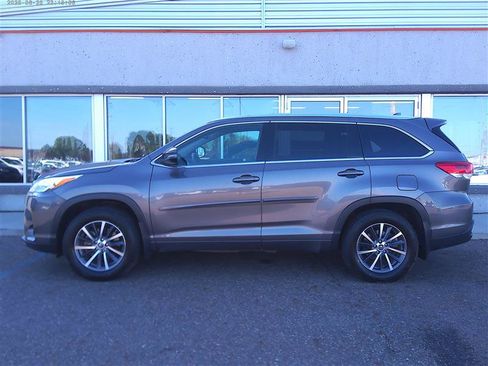 Used 2017 Toyota Highlander XLE w/ Protection Package #3 AWD/4WD image 2