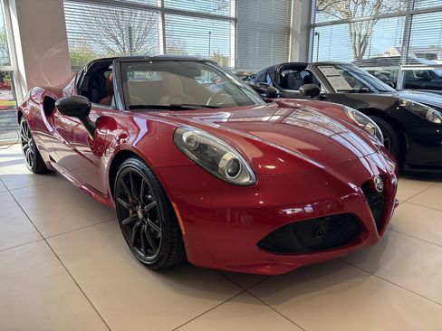 Used 2016 Alfa Romeo 4C Spider RWD image 3