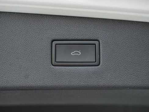 Used 2024 Volkswagen Tiguan SE image 10